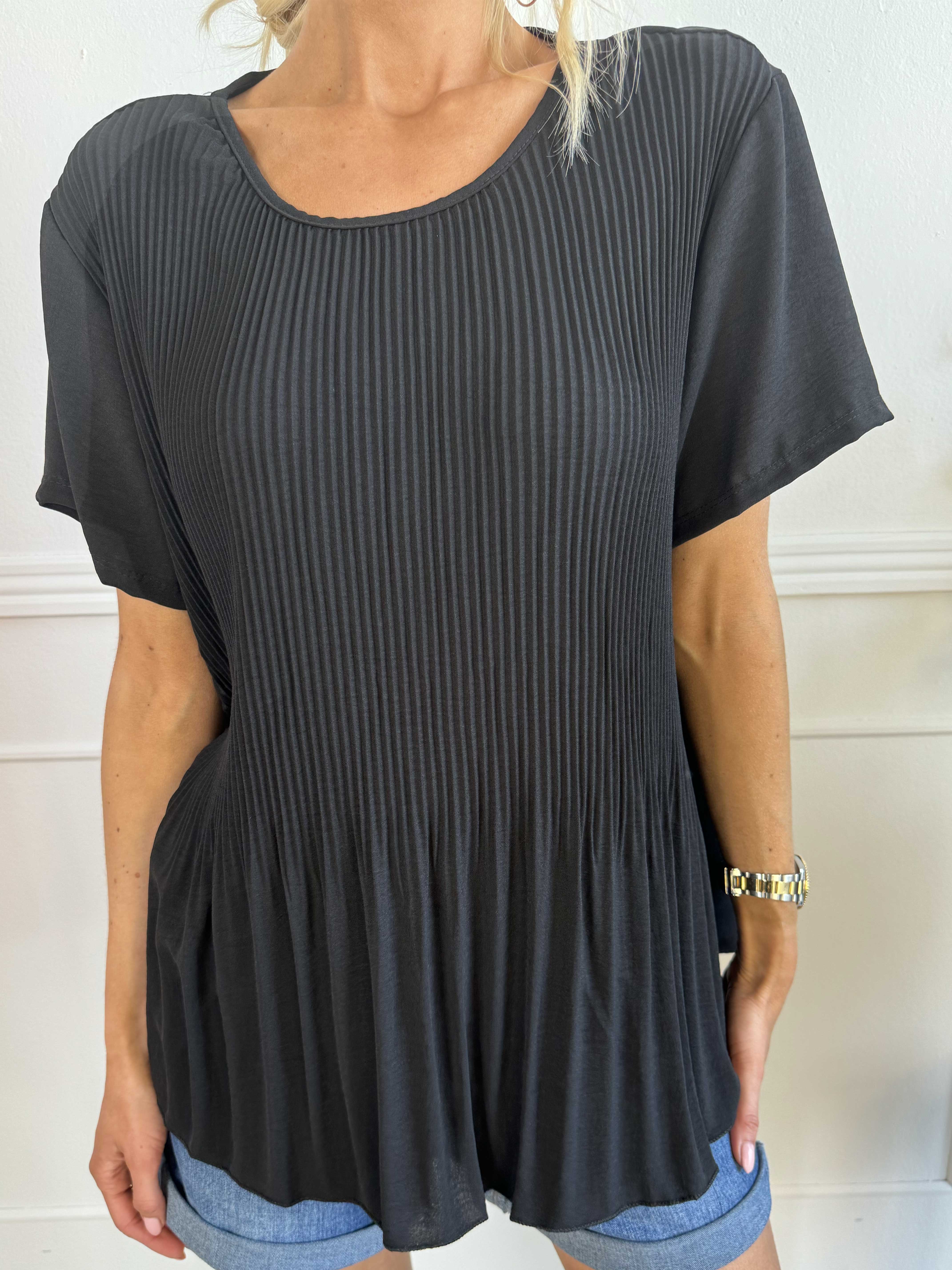 Camilia - Sød plisseret bluse med lille ærme